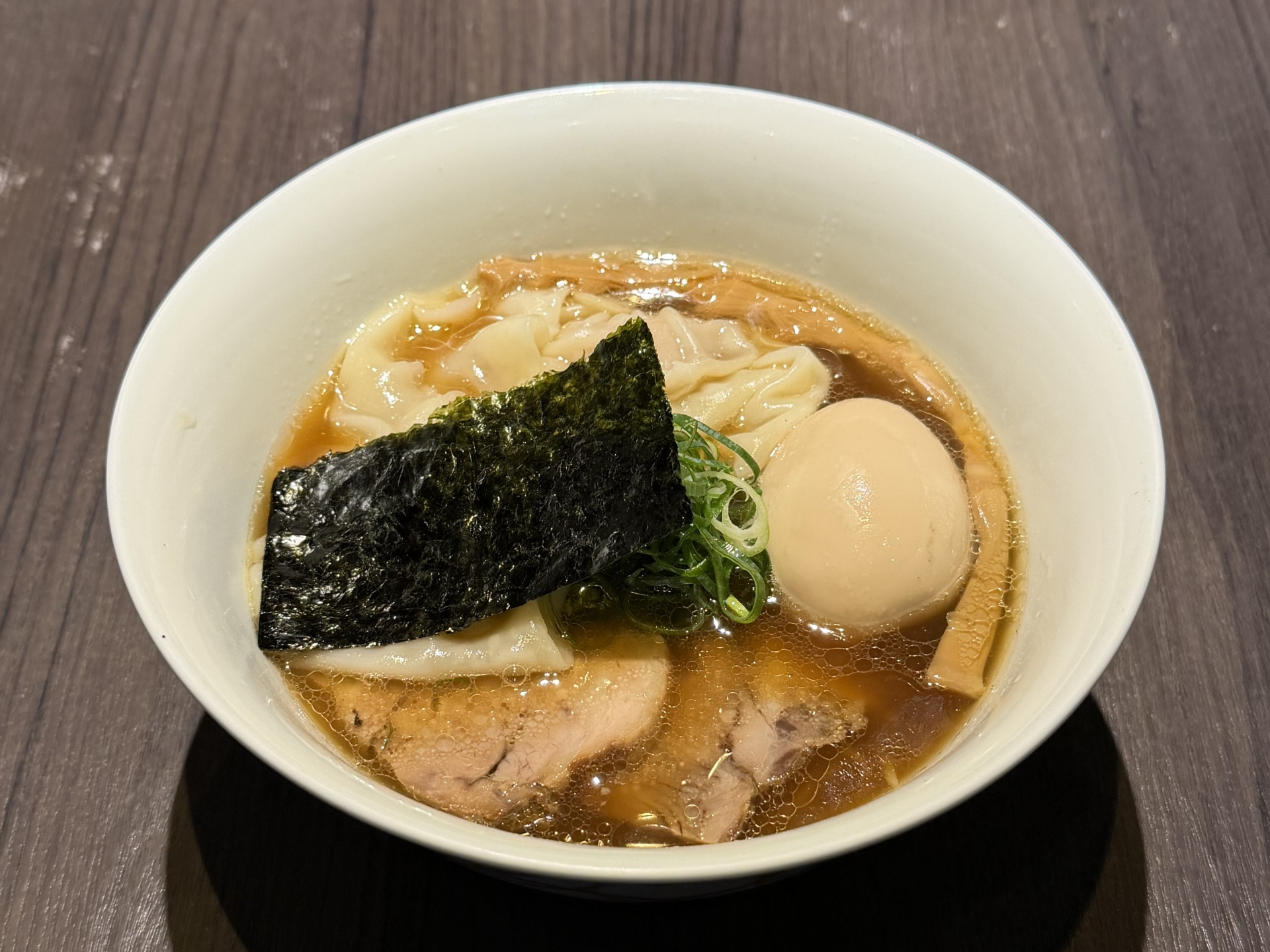 初登場・イートイン・神奈川「支那そばや」特製醤油らぁ麺（2300円）、特製塩らぁ麺（2300円）