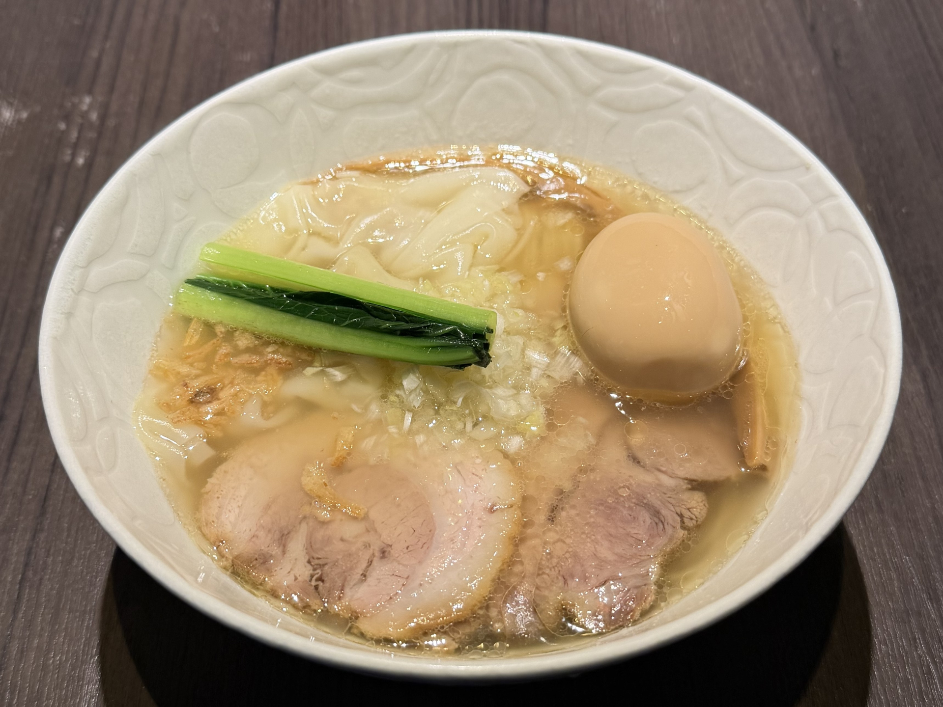 初登場・イートイン・神奈川「支那そばや」特製醤油らぁ麺（2300円）、特製塩らぁ麺（2300円）