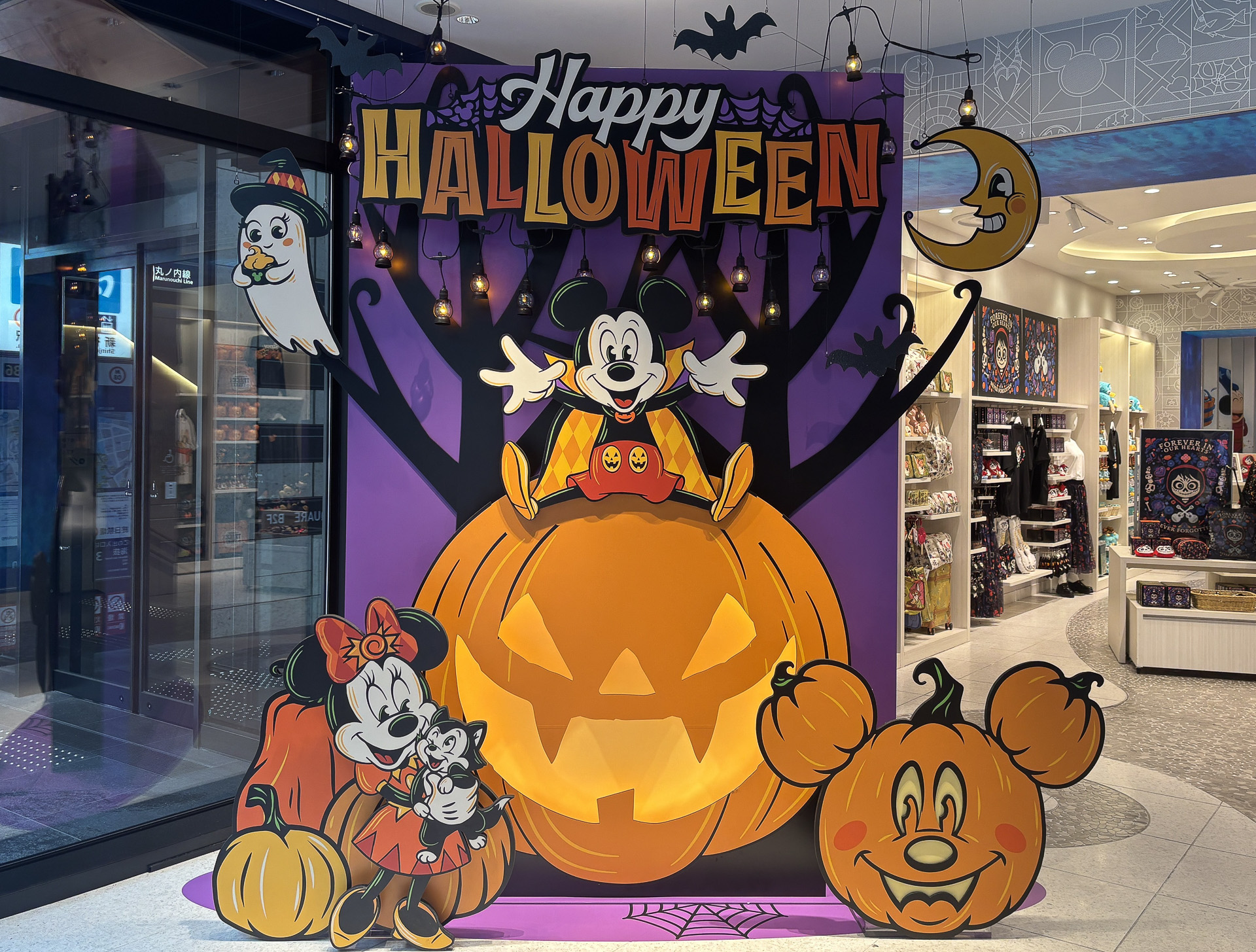 ディズニーストアにハロウィーン限定アイテムが登場。店内は季節感あふれるデコレーションを採用する