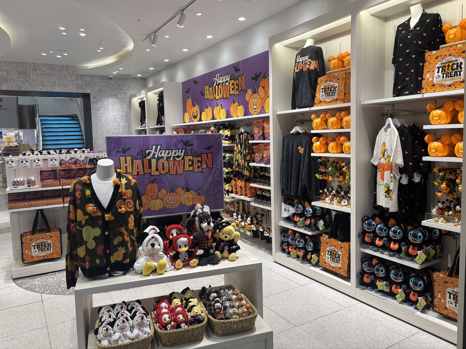 「DISNEY HALLOWEEN」のグッズの数々