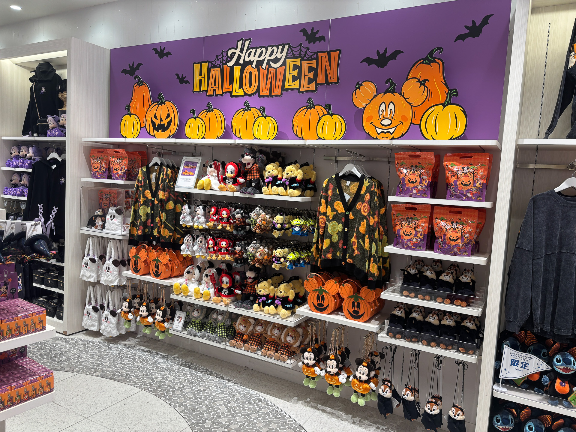「DISNEY HALLOWEEN」のグッズの数々