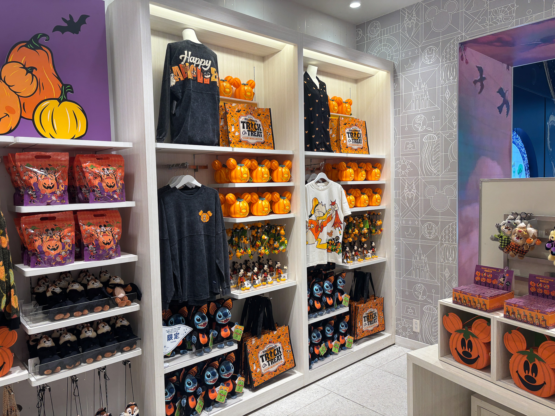 「DISNEY HALLOWEEN」のグッズの数々