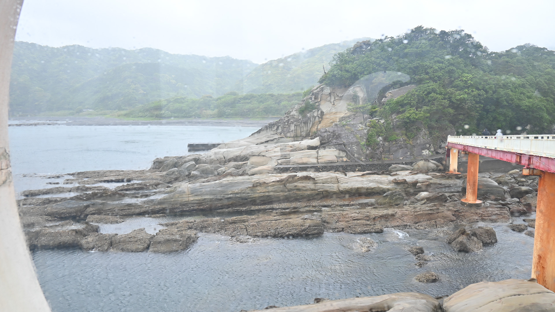 「鬼の洗濯板」とも呼ばれる海岸。手前側の海岸沿いにアクセス通路がある