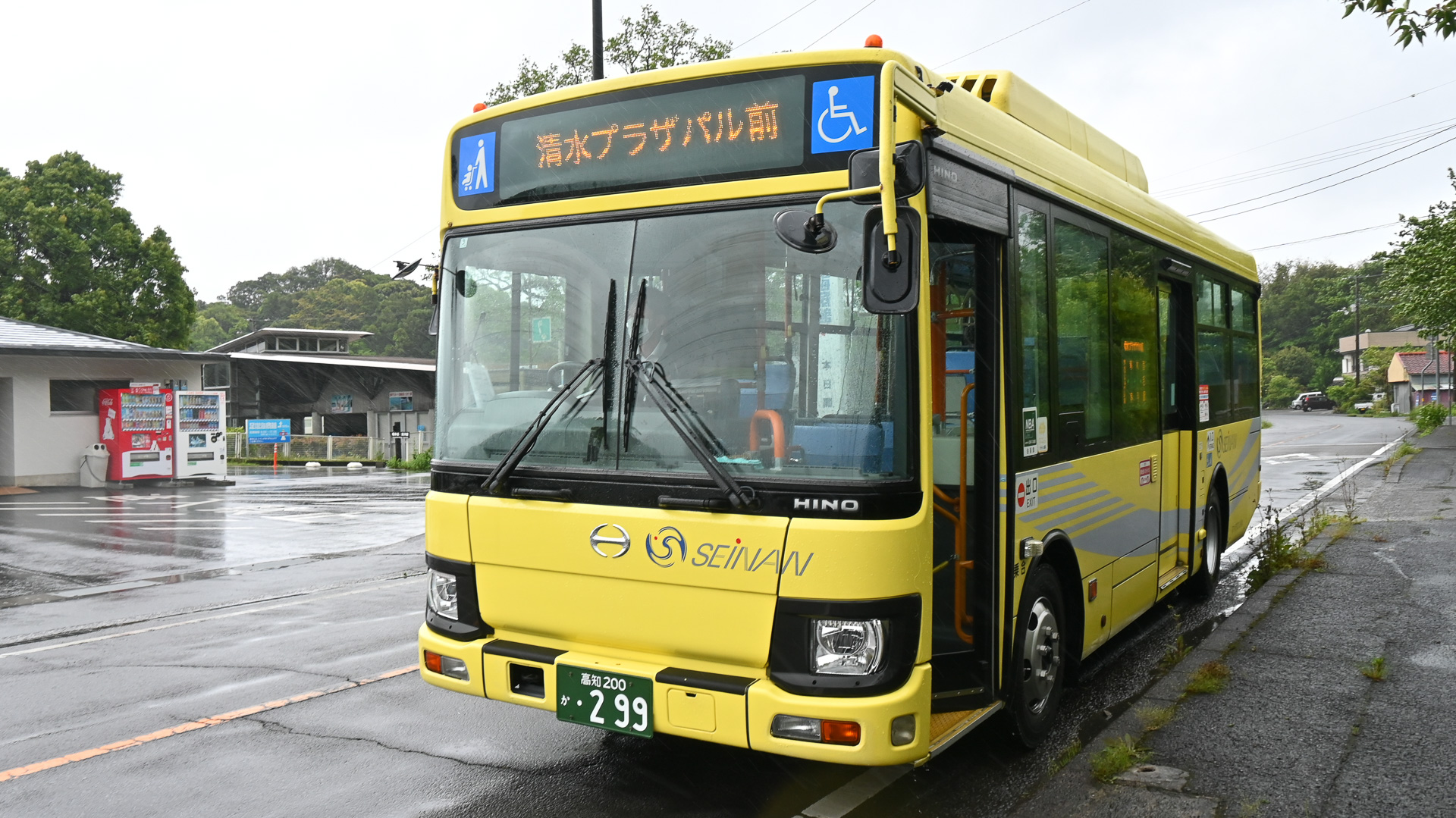 足摺エリアをくまなくカバーする「高知西南交通」バス。かつての「高知県交通」から分社化された