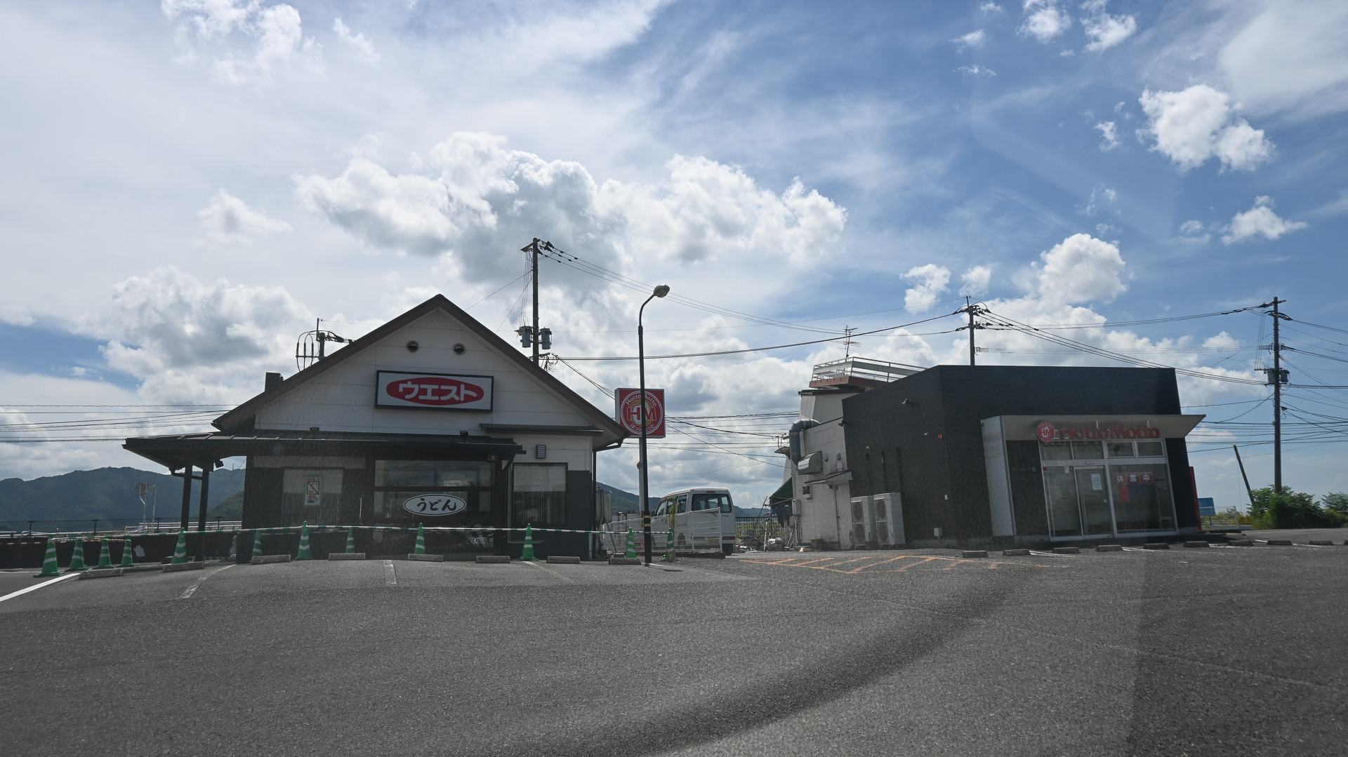 左の「ウエスト」は閉鎖、右の「ほっかほっか亭」は倒壊の危険で休業中