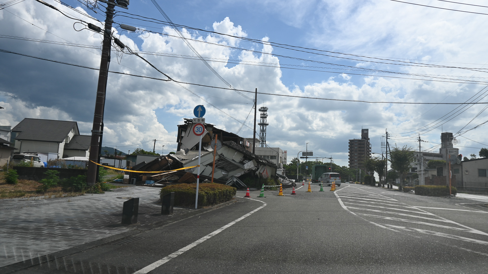 八代駅前通り。農器具店が倒壊して道路をふさいでいる
