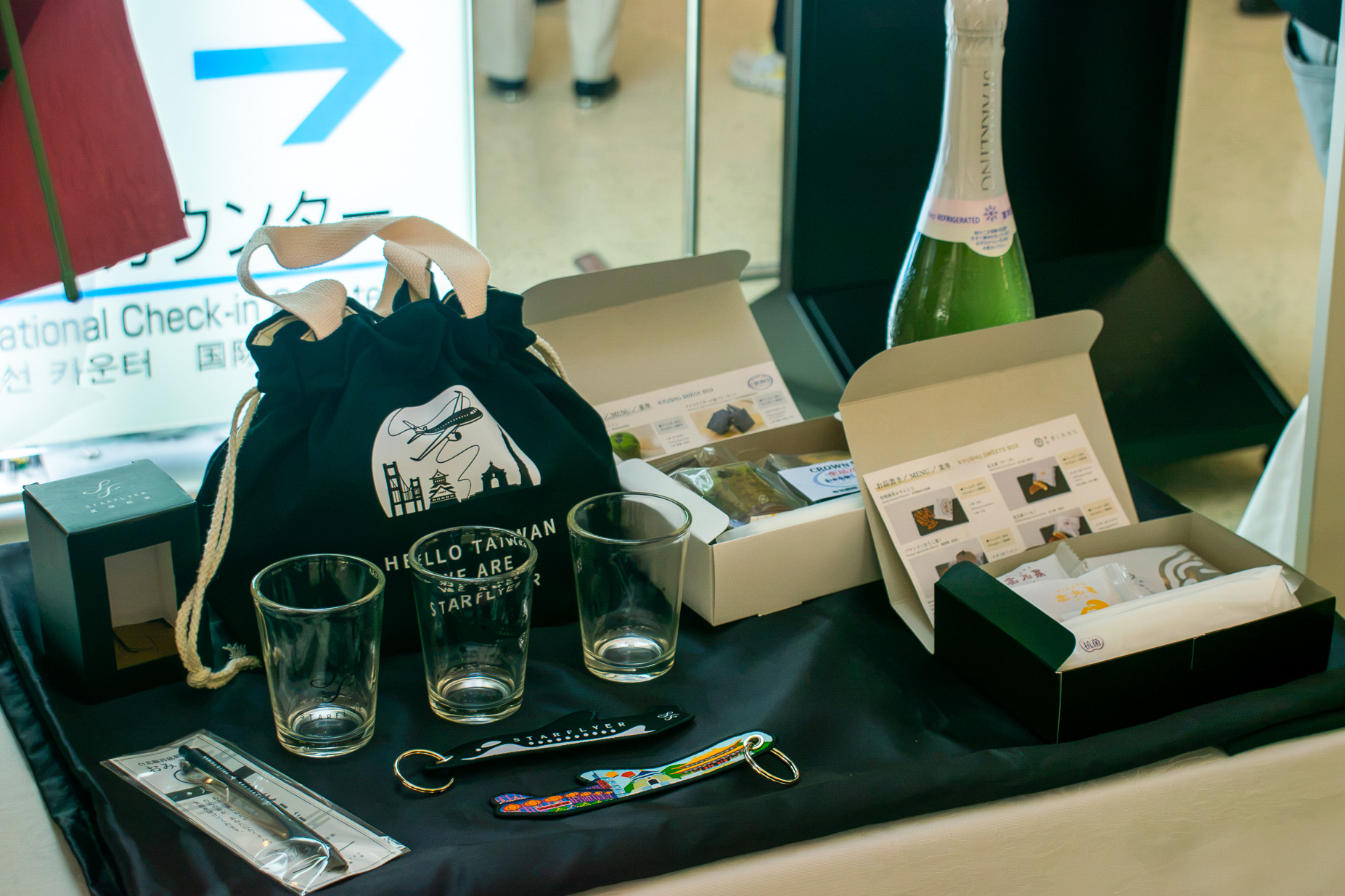 機内で提供される予定の菓子と日本酒、初便搭乗客向けの記念品