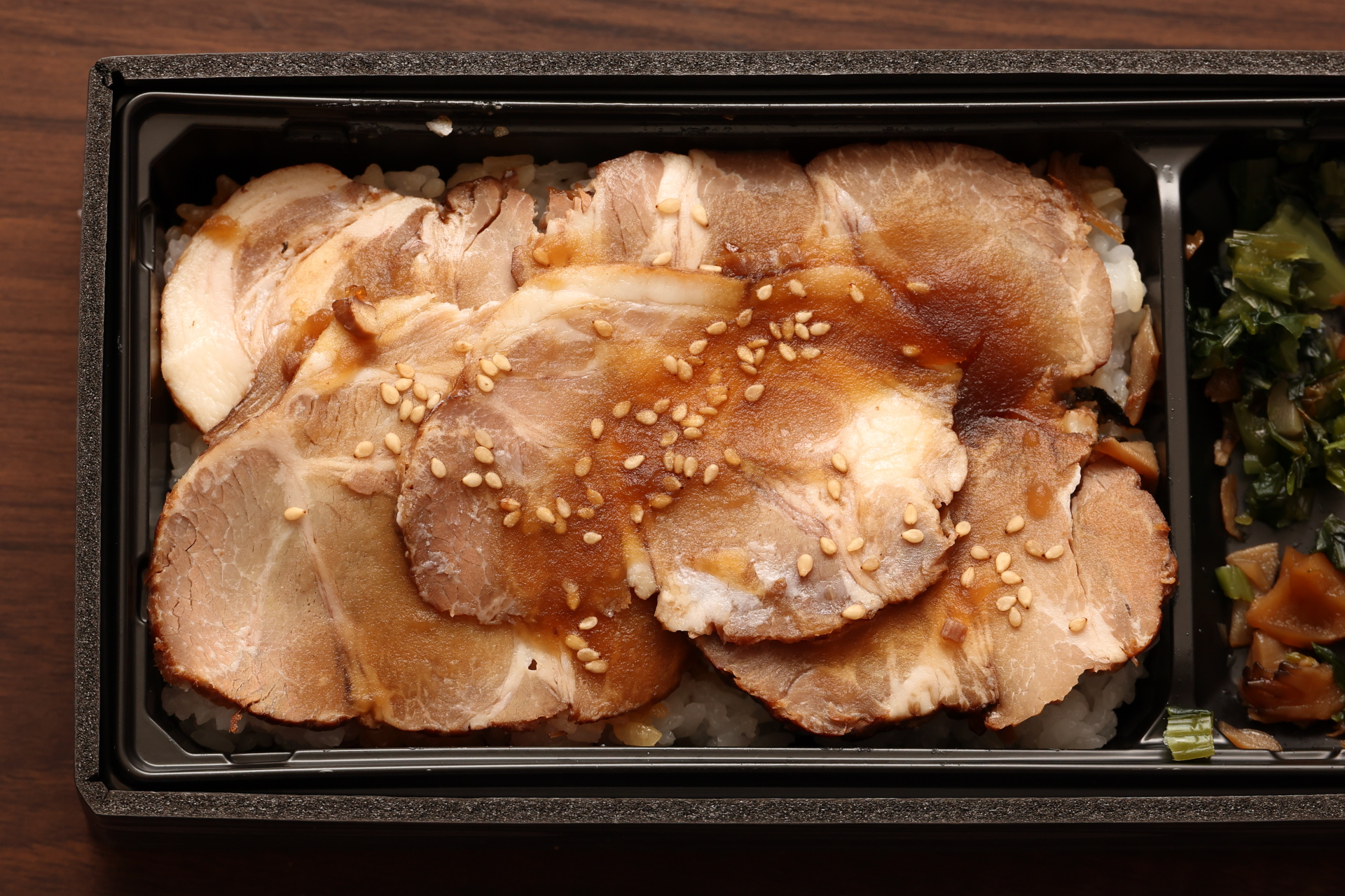 個人的にはチャーシュー、ご飯ともに少しムラのあるタレのかかり具合が美味しさを引き立ててくれたような感じがします