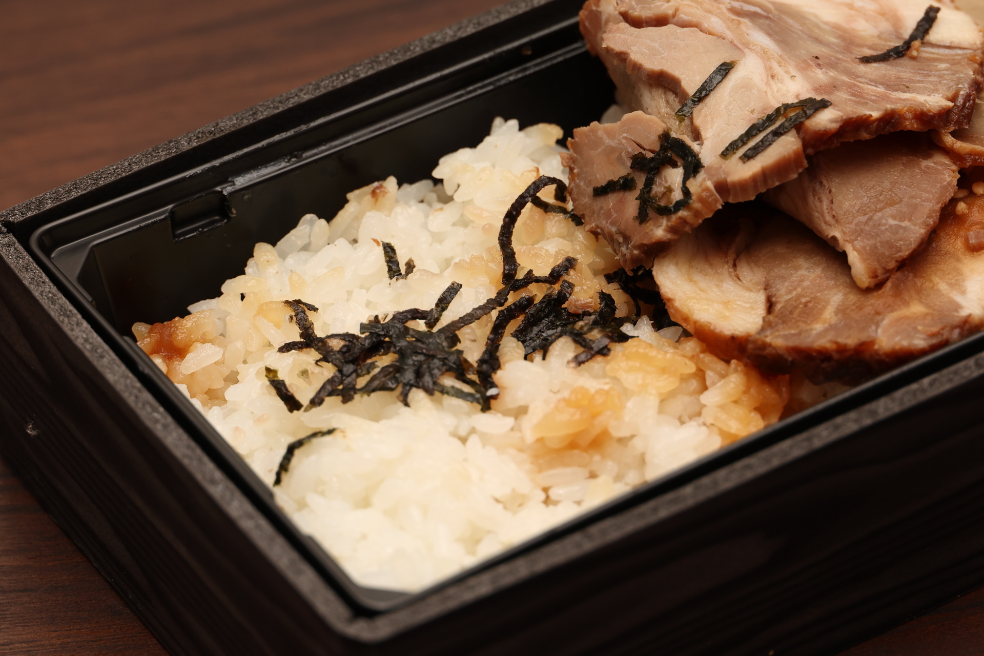 個人的にはチャーシュー、ご飯ともに少しムラのあるタレのかかり具合が美味しさを引き立ててくれたような感じがします