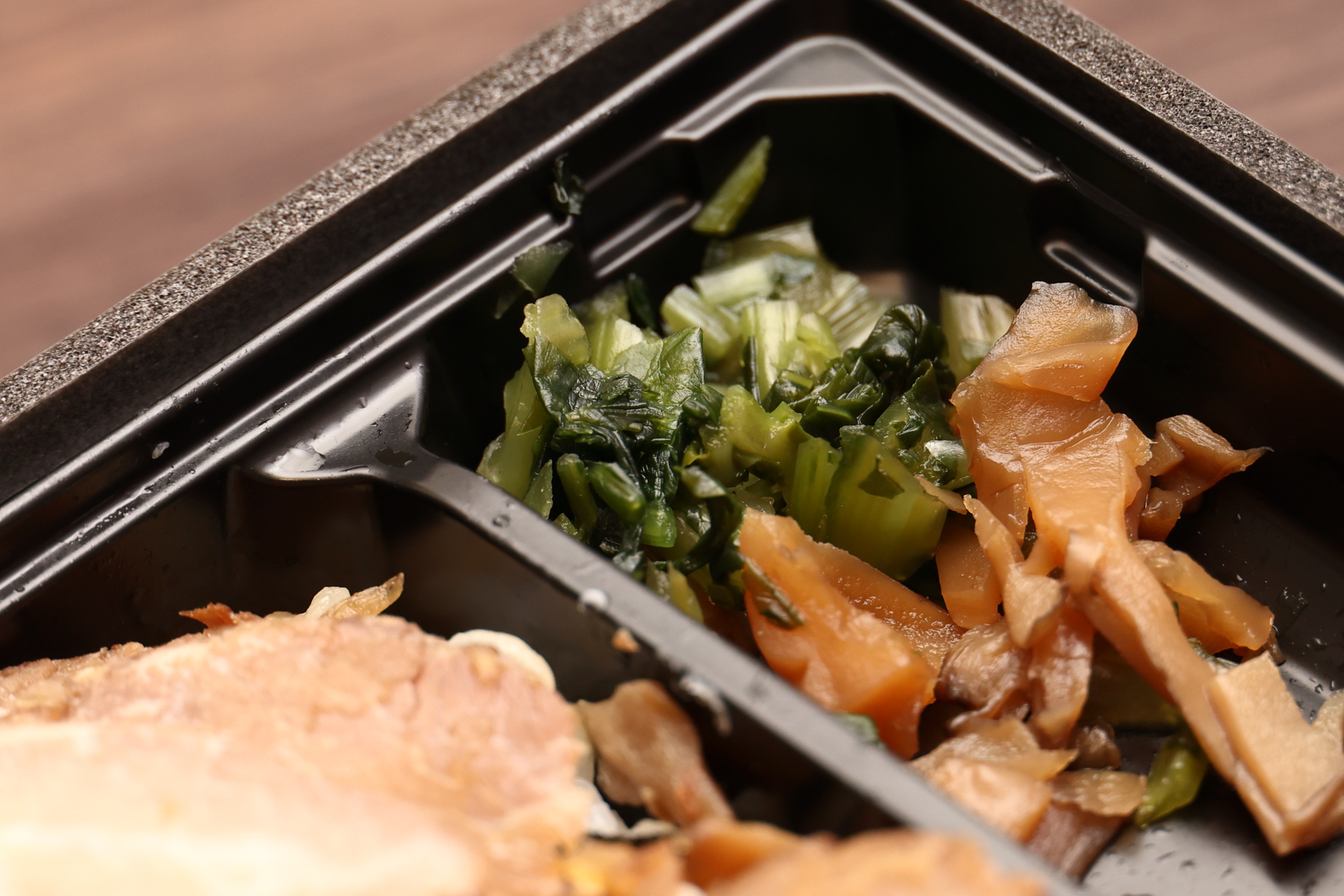 量は少なめながら食感がよく甘く味付けされた舞茸や、さっぱりした野沢菜が食事のアクセントとして効いています