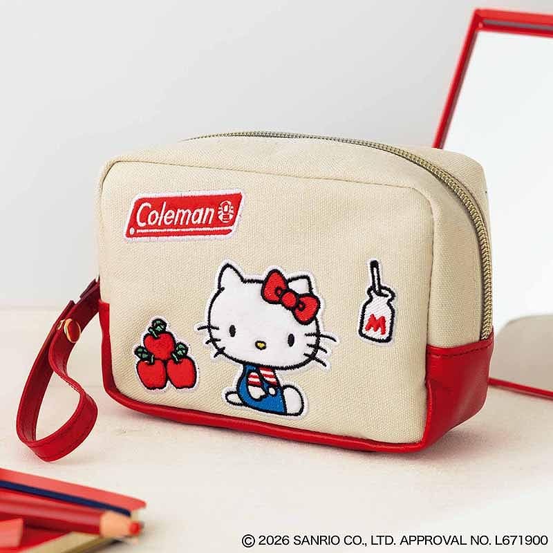 コールマン×ハローキティの刺繍ワッペンがレトロかわいいポーチ。携帯しやすいサイズ感で、スナップボタンのストラップ付き