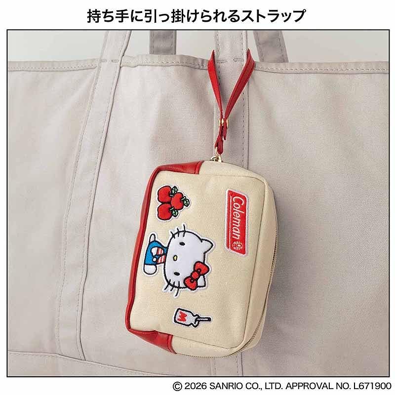 コールマン×ハローキティの刺繍ワッペンがレトロかわいいポーチ。携帯しやすいサイズ感で、スナップボタンのストラップ付き