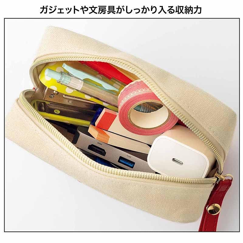 コールマン×ハローキティの刺繍ワッペンがレトロかわいいポーチ。携帯しやすいサイズ感で、スナップボタンのストラップ付き