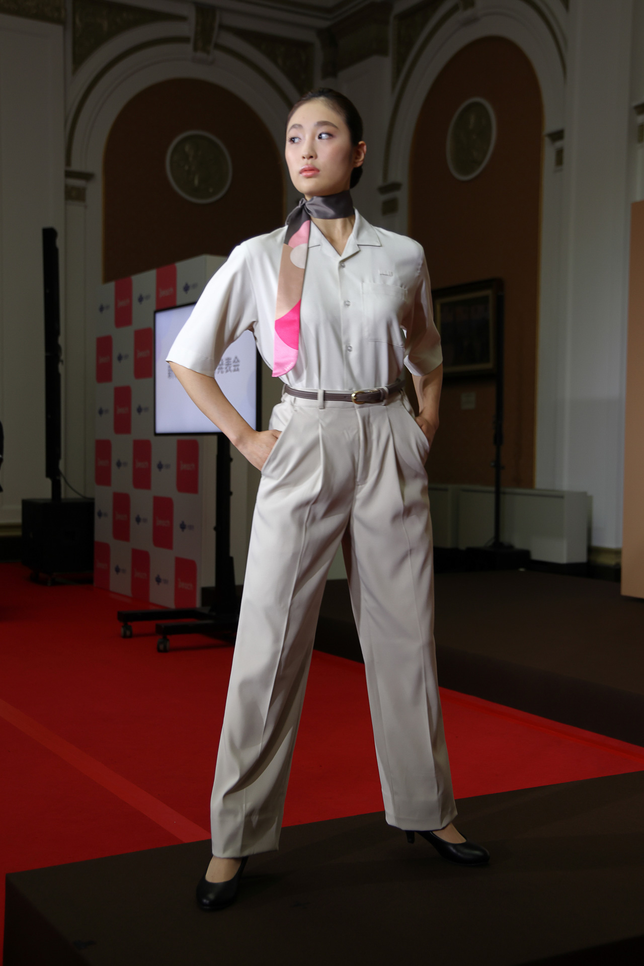 女性客室乗務員、地上係員の新制服（パンツ）