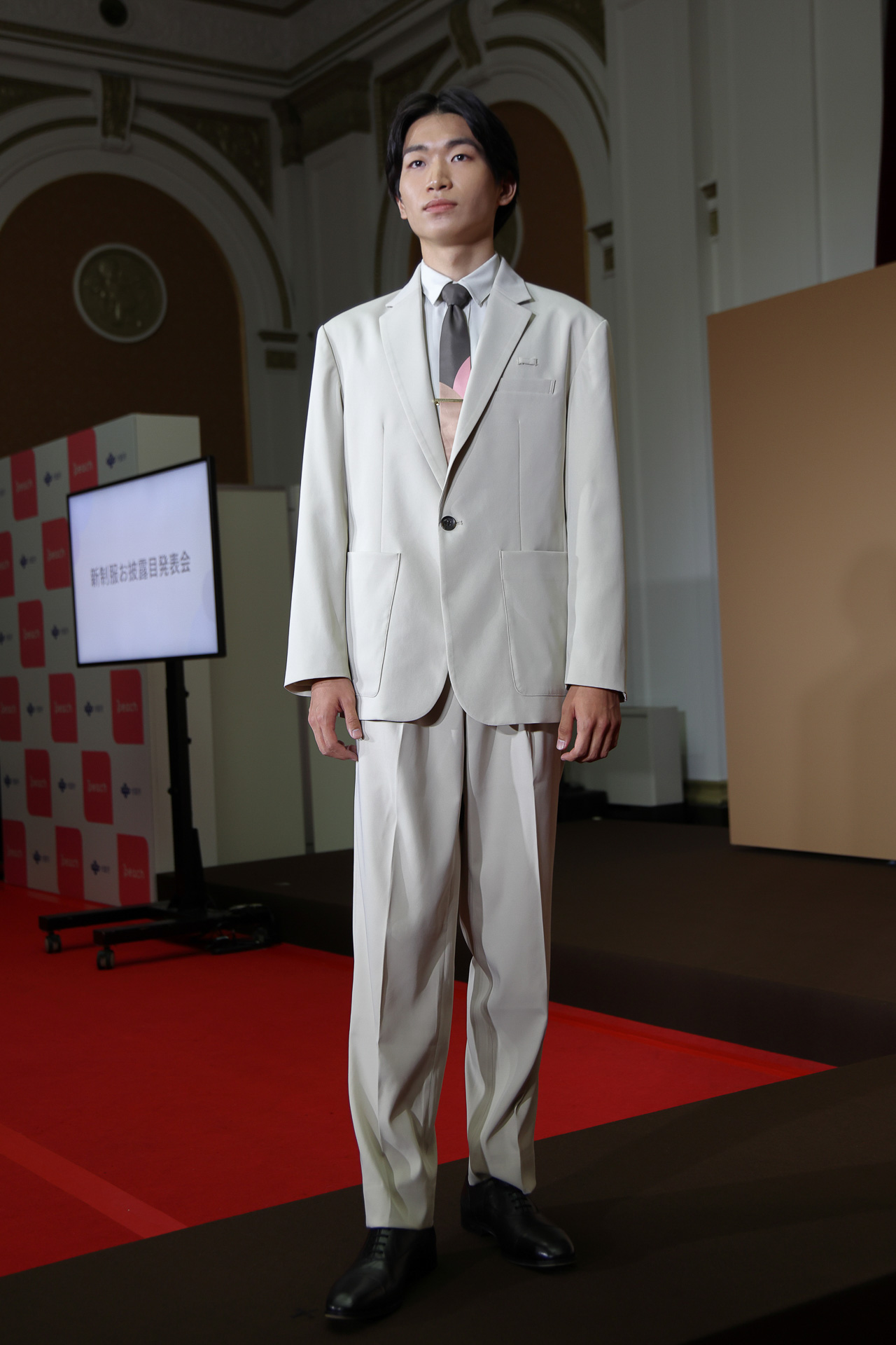 男性客室乗務員、地上係員の新制服