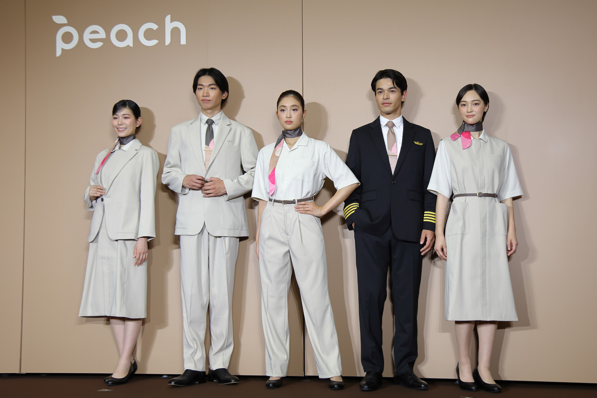 ピーチで働く筆者の友人によると、この新制服は社内でも歓迎されているという