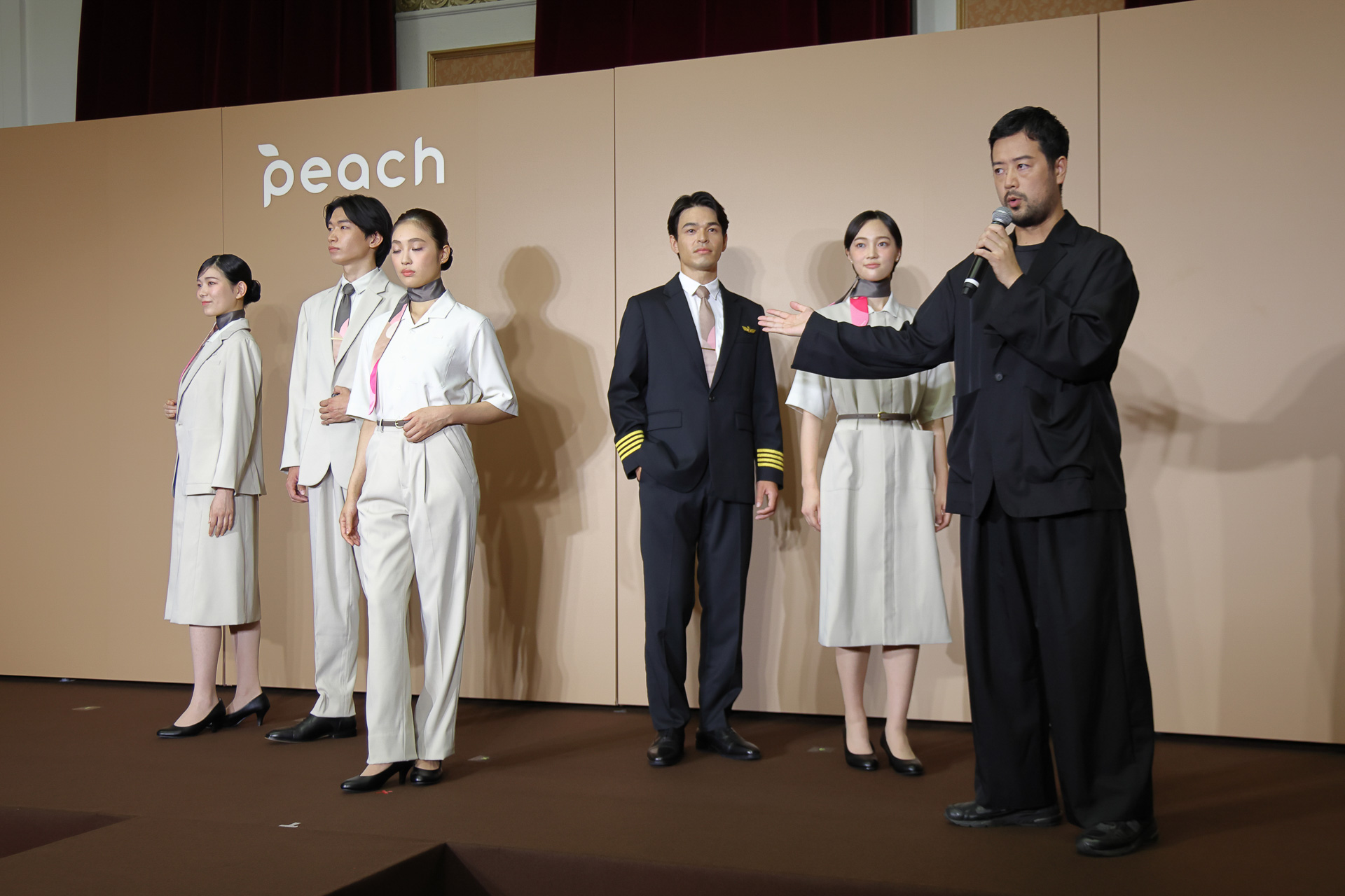 機能性の追求など、デザインに込めた思いを語った