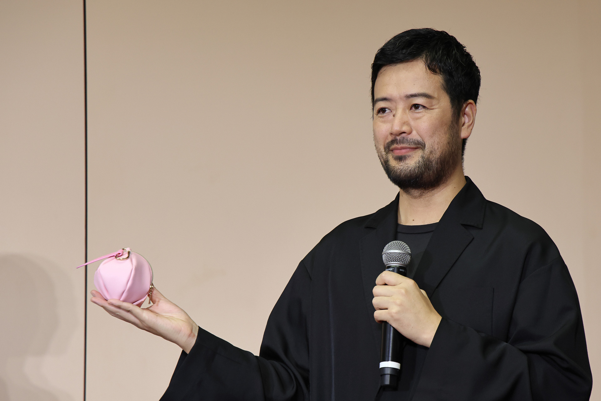 “謎の桃ポーチ”のなかには“スーパー飴ちゃん”が。なかのものは今後変更も検討するという