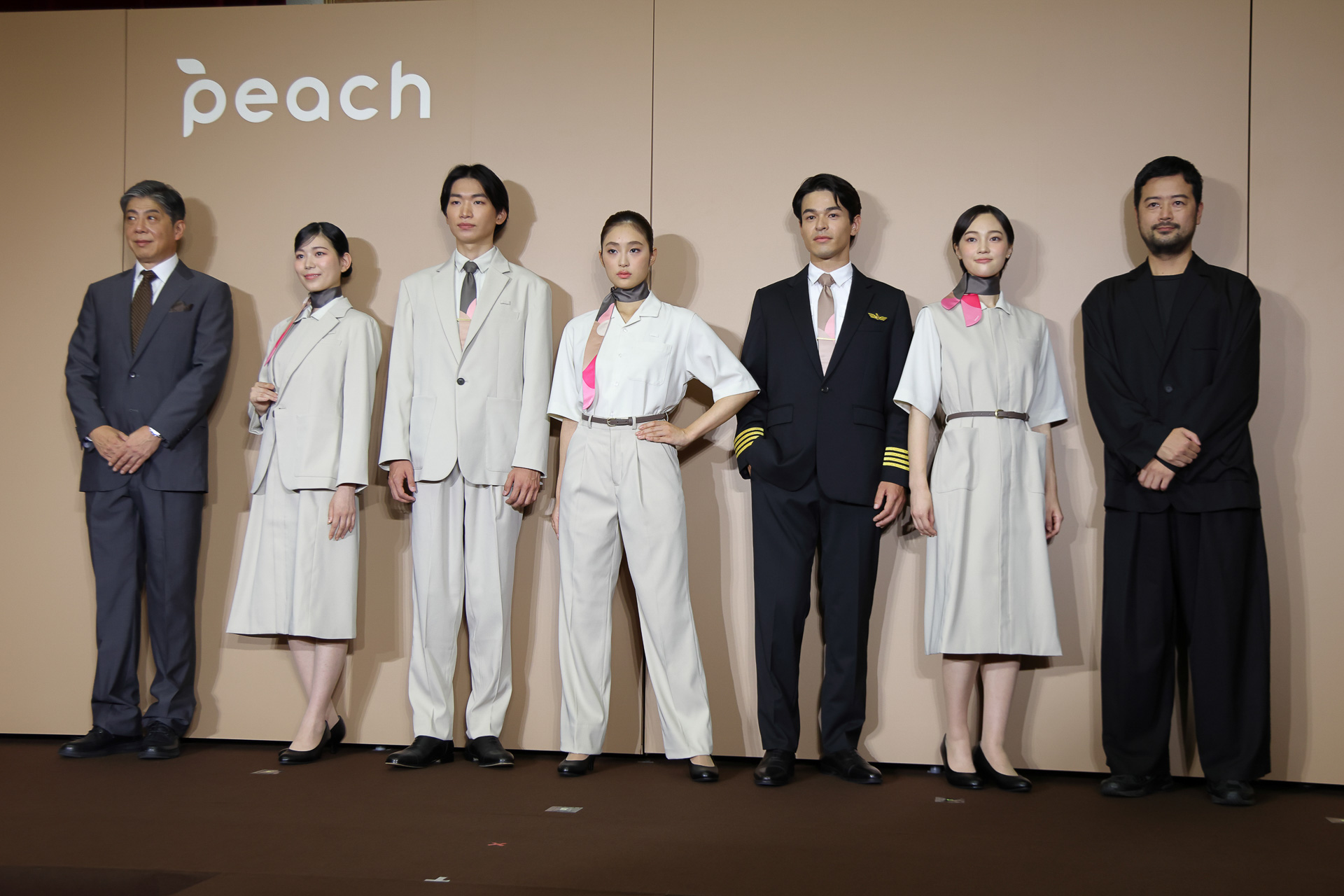 新制服発表のクロージングに、大橋CEOと中田氏が壇上に立ってのフォトセッションを行なった
