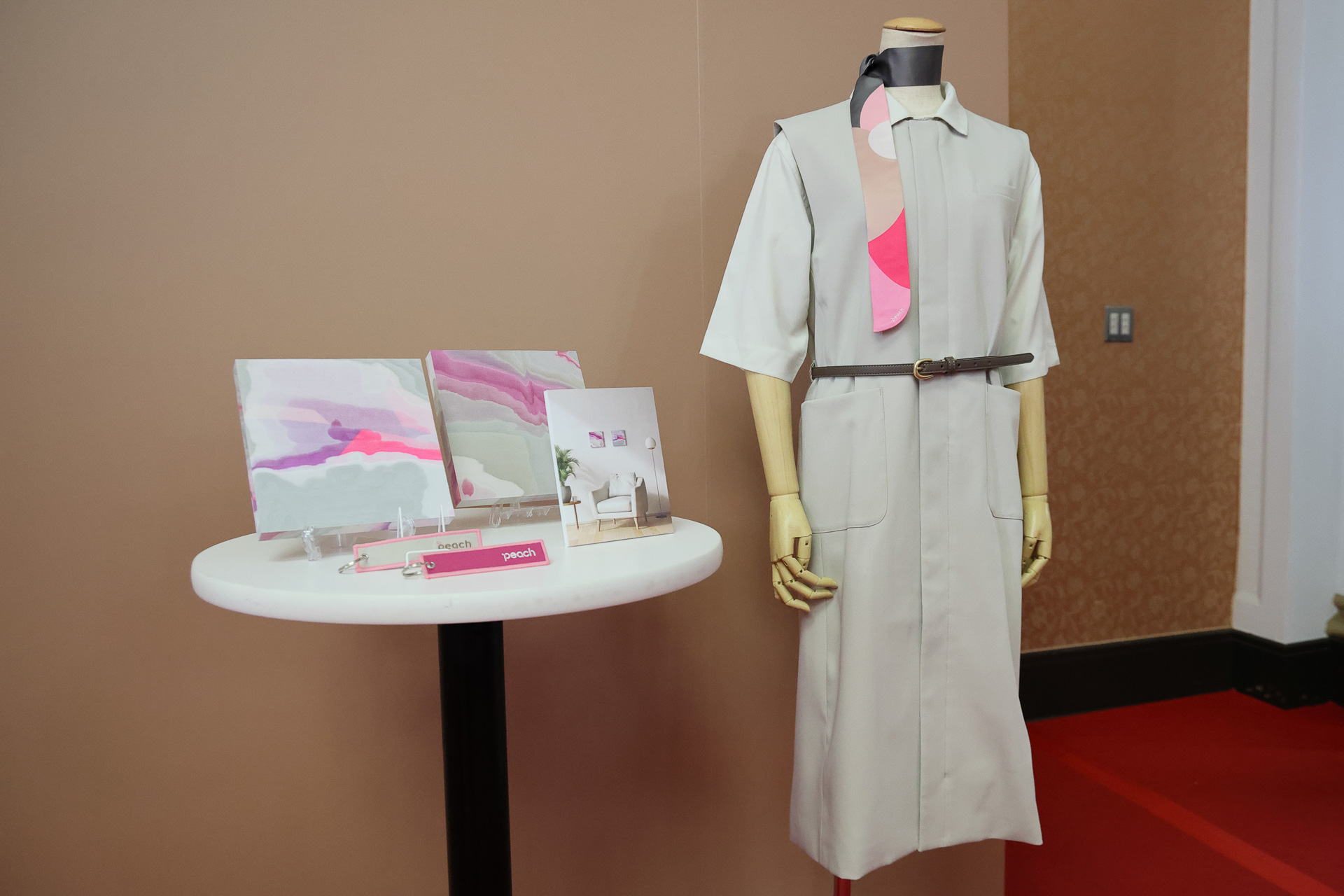 会場に展示された新制服。アートパネル、フライトタグは、新旧の制服の生地を使用したものだそう