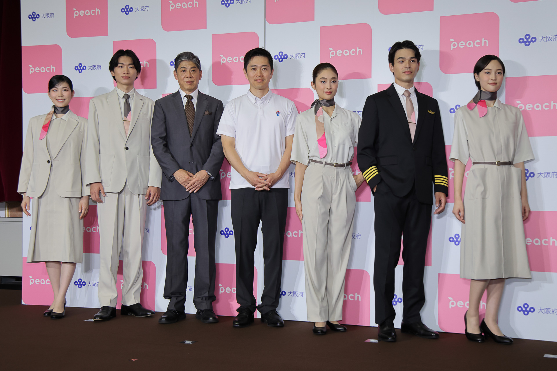 新制服を来たモデルと大橋CEO、吉村知事のフォトセッション