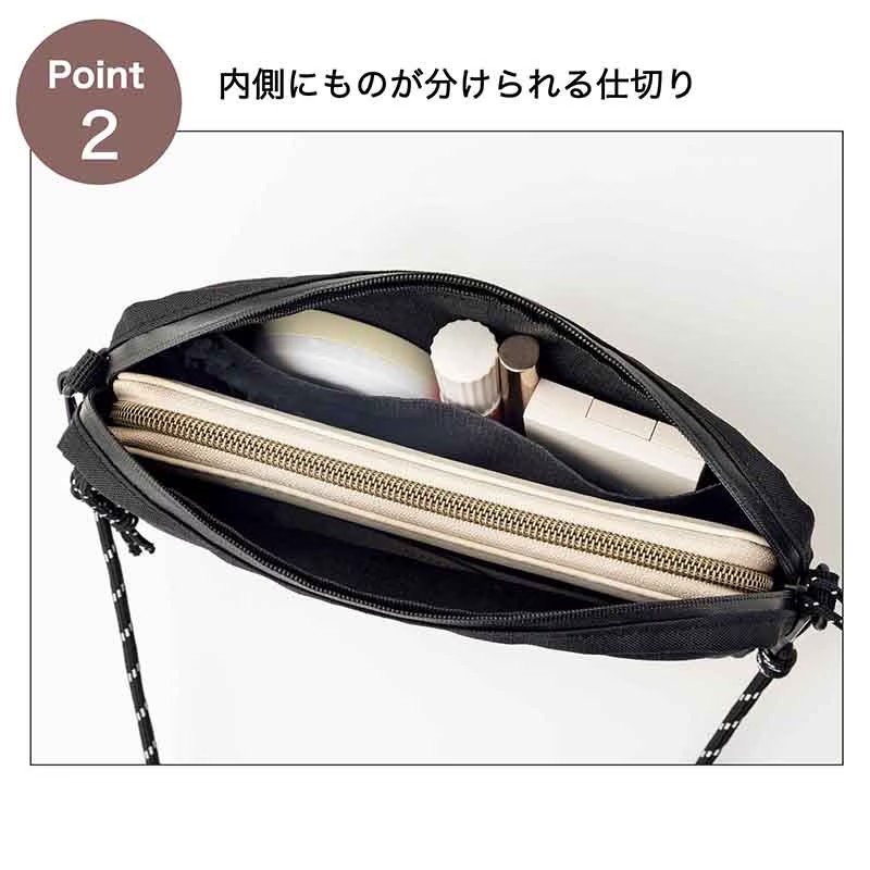 ワイルドシングス×スヌーピーのお出かけショルダーバッグ。雨や水に強い撥水生地で、サイズは約20.5×3×13cm（幅×奥行×高さ）