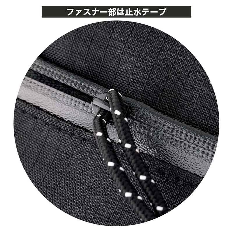 ワイルドシングス×スヌーピーのお出かけショルダーバッグ。雨や水に強い撥水生地で、サイズは約20.5×3×13cm（幅×奥行×高さ）