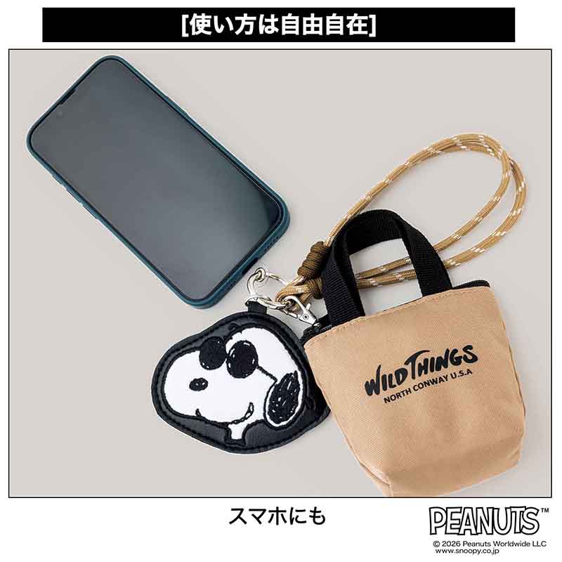 スヌーピー扮する、クールな大学生“ジョー・クルー”のチャーム＆ミニポーチ。バッグやスマホにつけてお出かけしたいデザイン