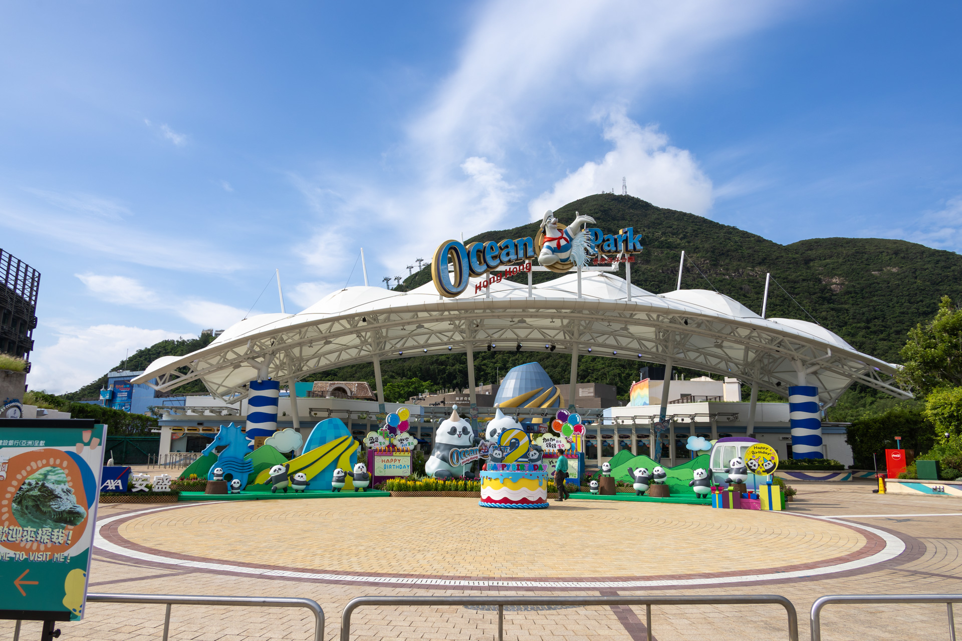エントランス前も2歳を祝うオブジェで一杯