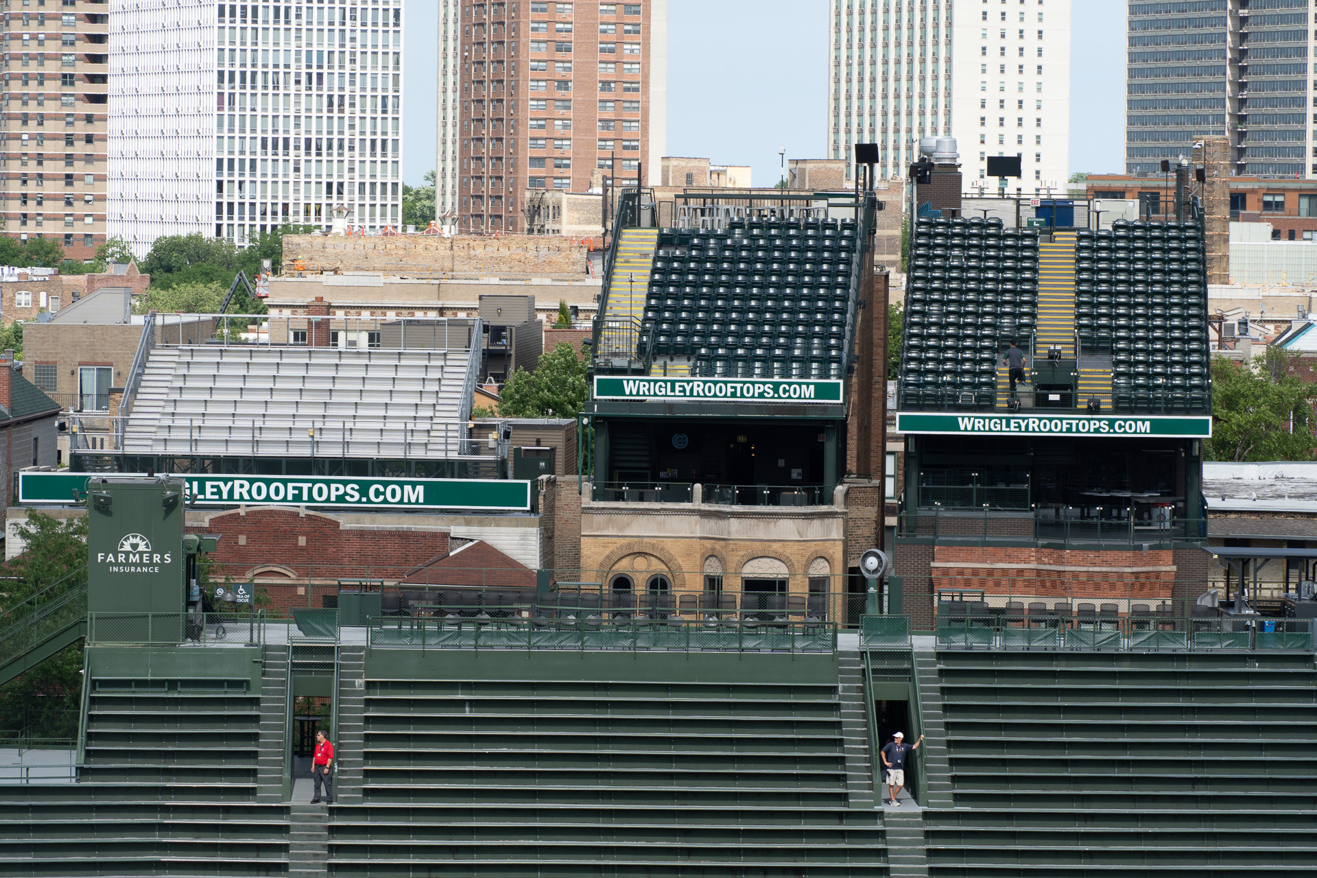よく見ると拡張した外野席ではなく、隣接するビルの屋上にシートが設置してある（Wrigley Rooftops）。これもリグレーの特徴の一つ
