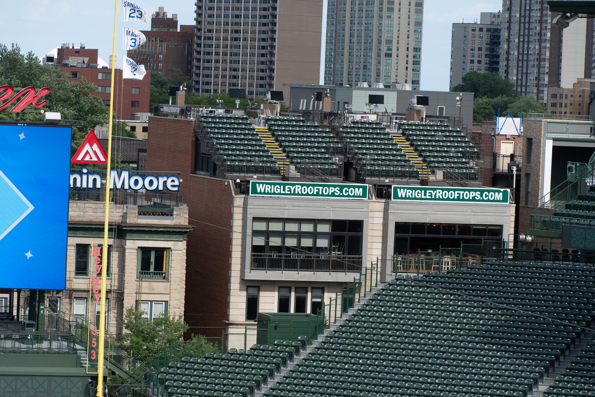 よく見ると拡張した外野席ではなく、隣接するビルの屋上にシートが設置してある（Wrigley Rooftops）。これもリグレーの特徴の一つ