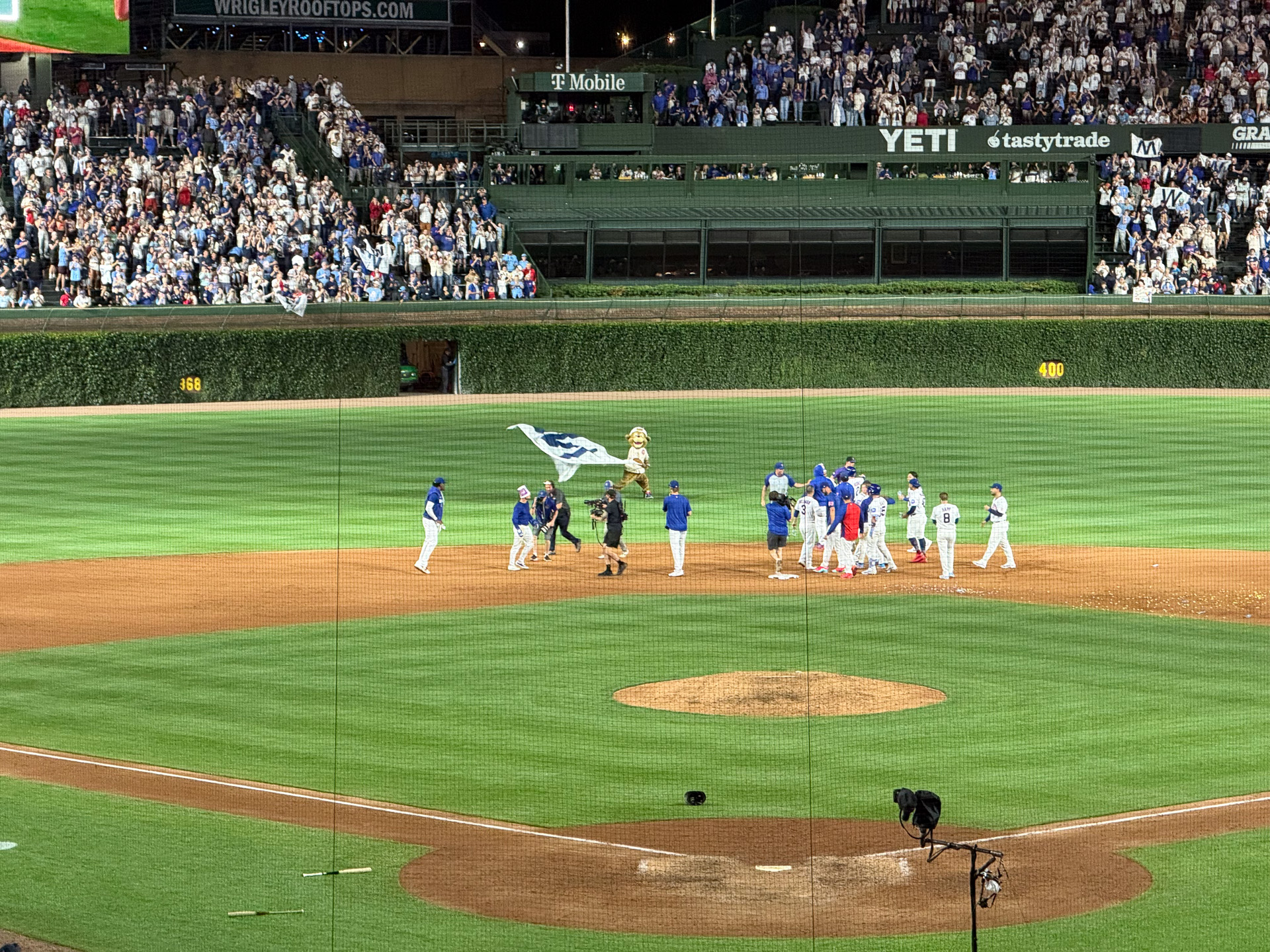 CUBS WIN!で最高潮に盛り上がる場内。この日、PCAは自身初のサイクルヒットを記録している
