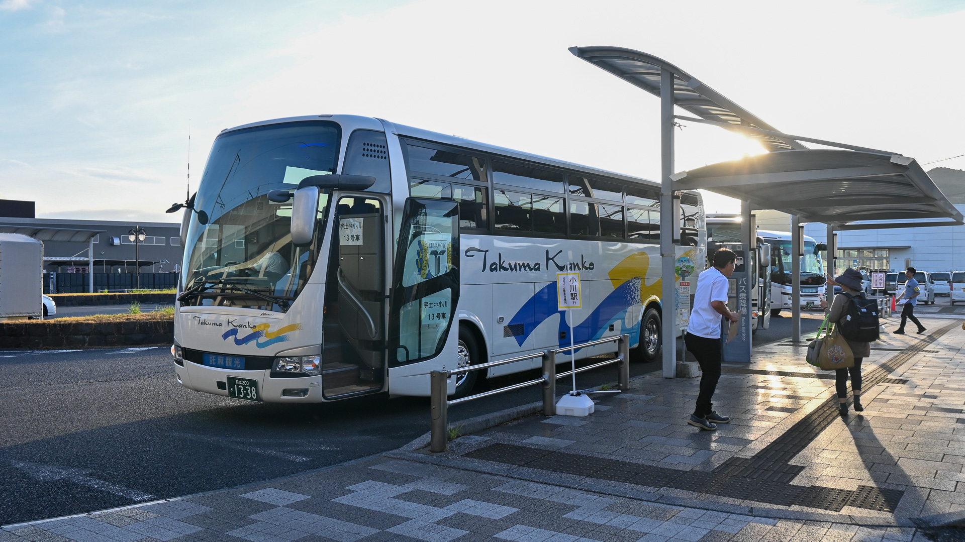 宇土駅に集結する代行バス
