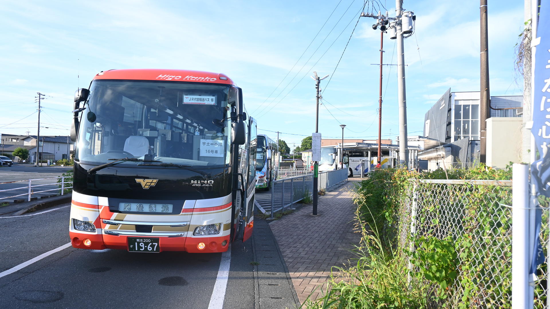 松橋駅に到着した代行バス（肥後観光バス）