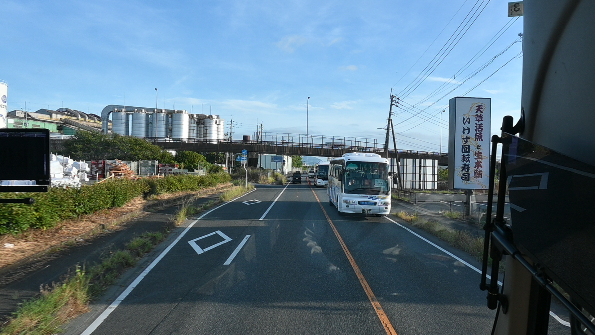 鉄道とは離れた県道を走行する