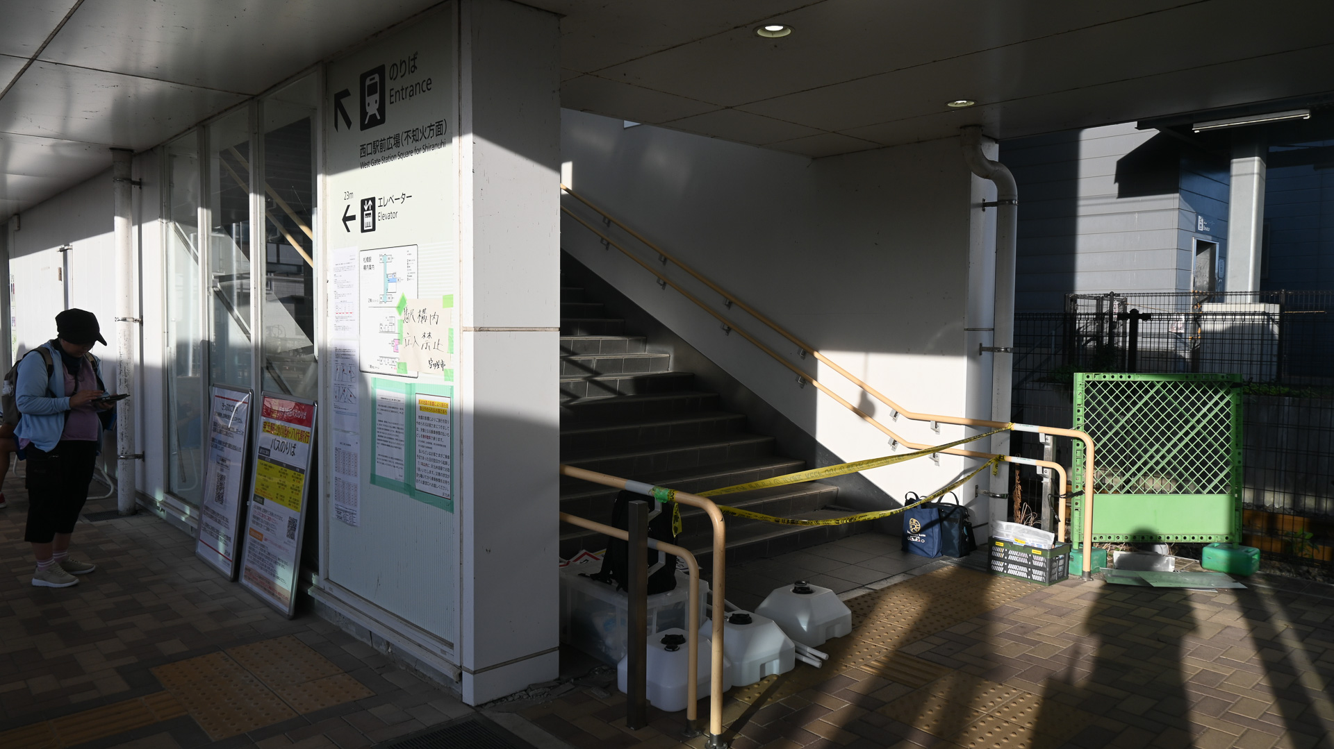 松橋駅は構内の損傷が激しく、立入禁止になっている