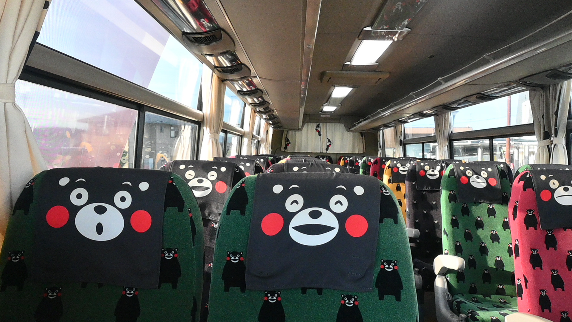 「くまモンバス」の座席はくまモン尽くし