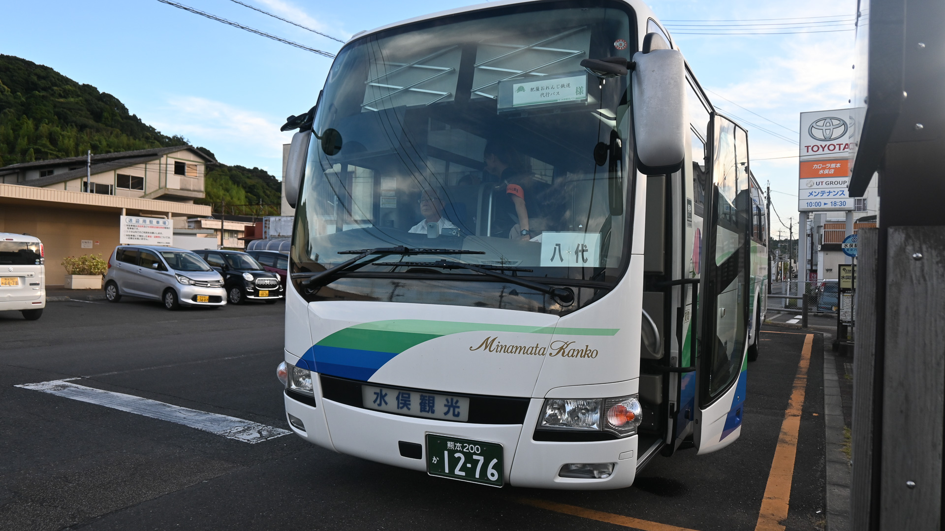 水俣駅前に停車する代行バス