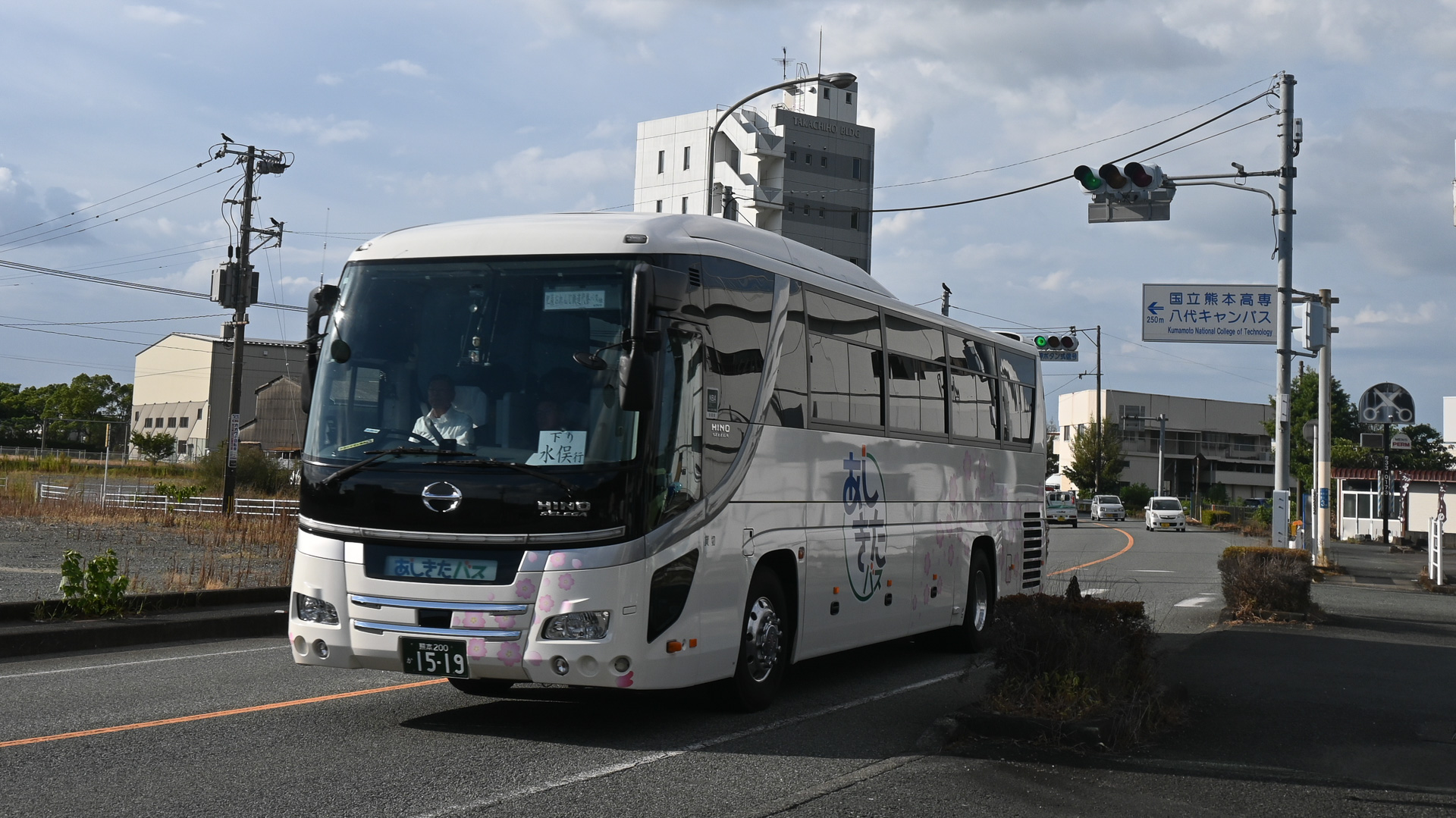 八代市内を走行する代行バス