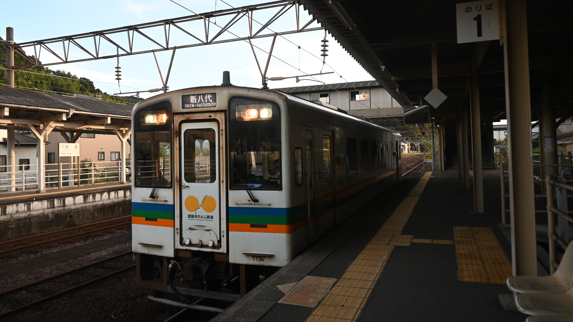 水俣駅で代行バスへの乗客誘導を終えた鉄道車両。ここから一部区間が復旧する