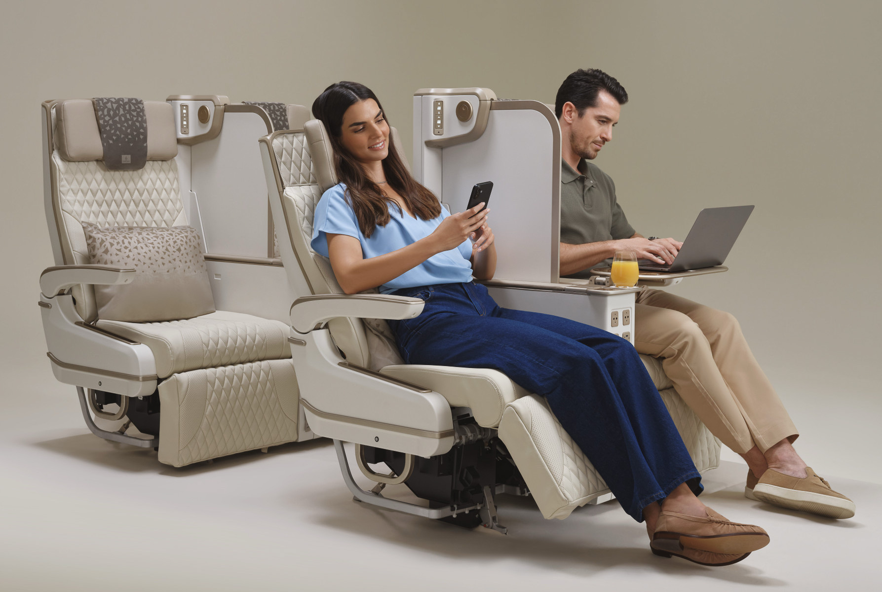 新型電動プレエコのシート幅は20インチ、シートピッチは最大39インチ