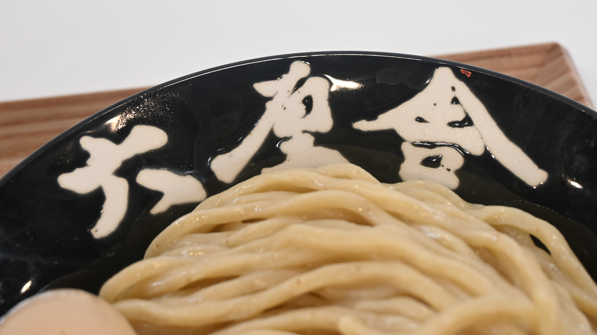 丼のロゴも「六厘舎」そのまま