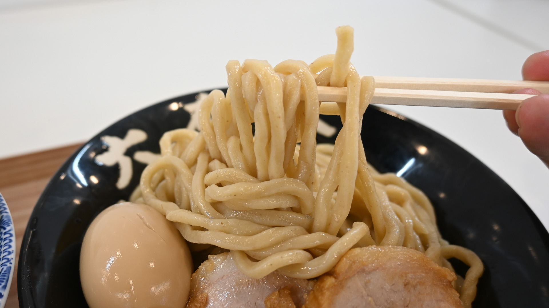六厘舎の極太麺