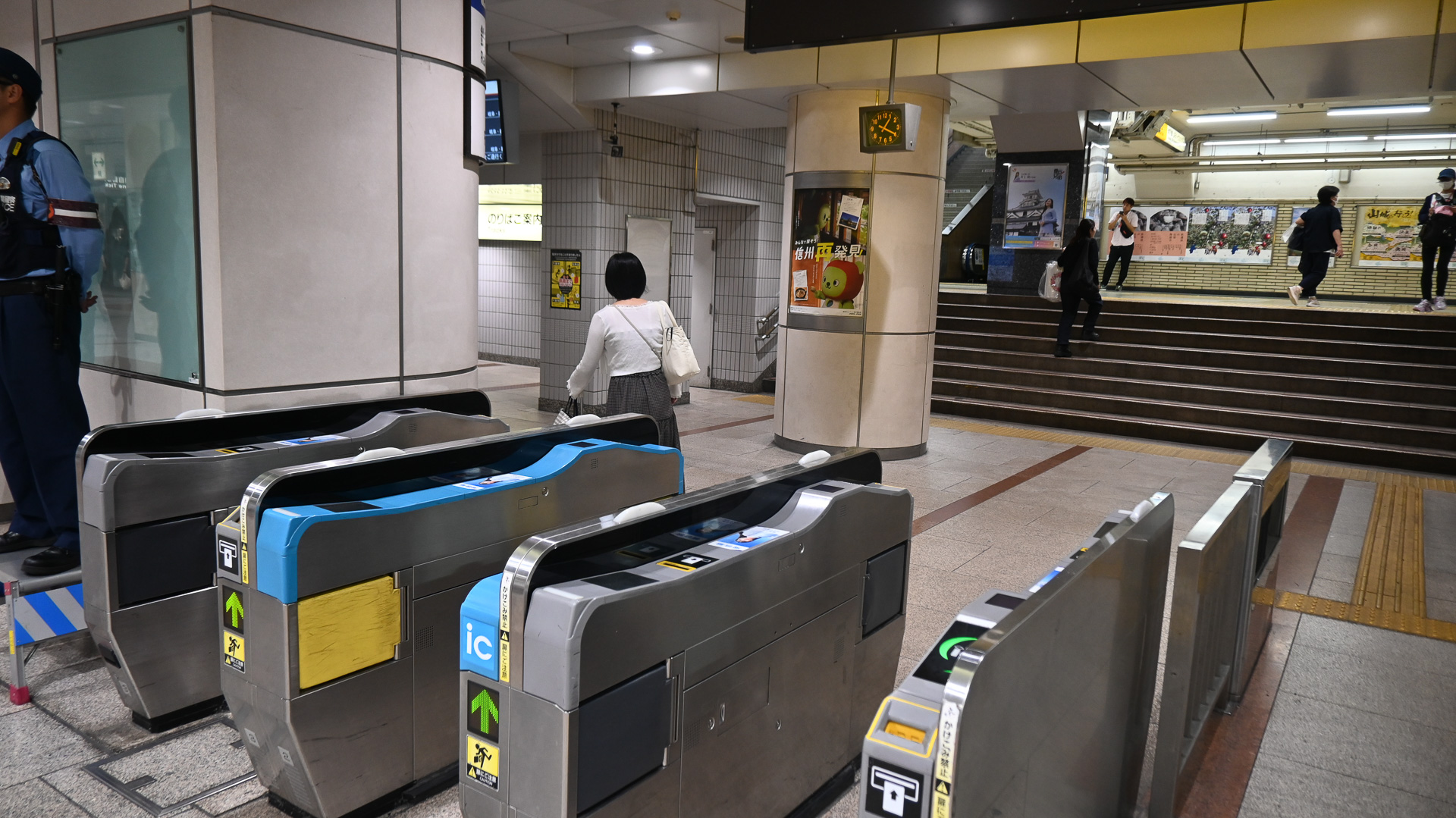 名古屋駅の在来線改札。六厘舎に向かうには、別途きっぷか入場料が必要