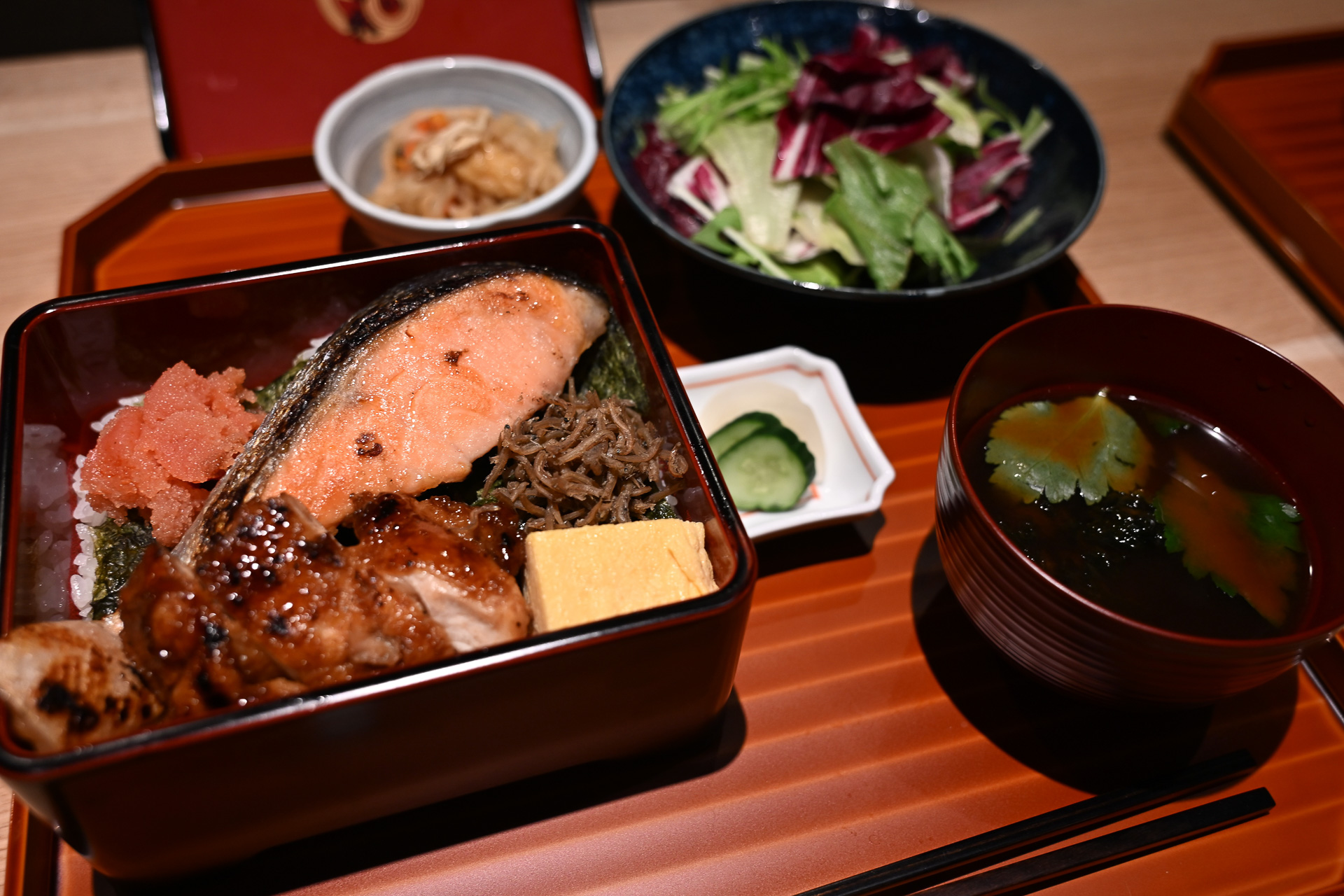 名物土鍋ごはんや天然魚の刺身ほかミシュランビブグルマン獲得店の味が楽しめる