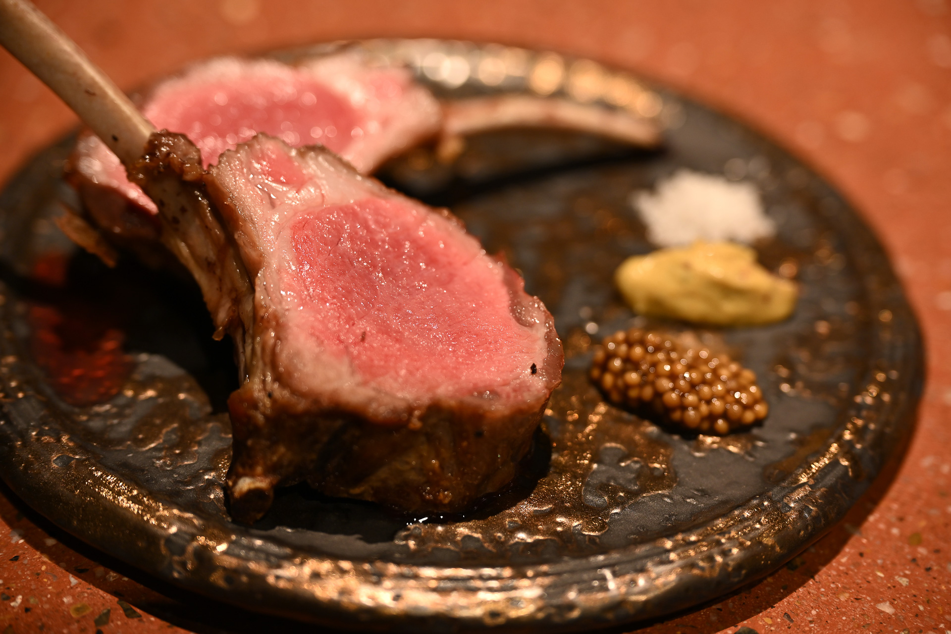 厳選した羊肉を炭火とフレンチ＆和の技法で仕上げたメニューが自慢