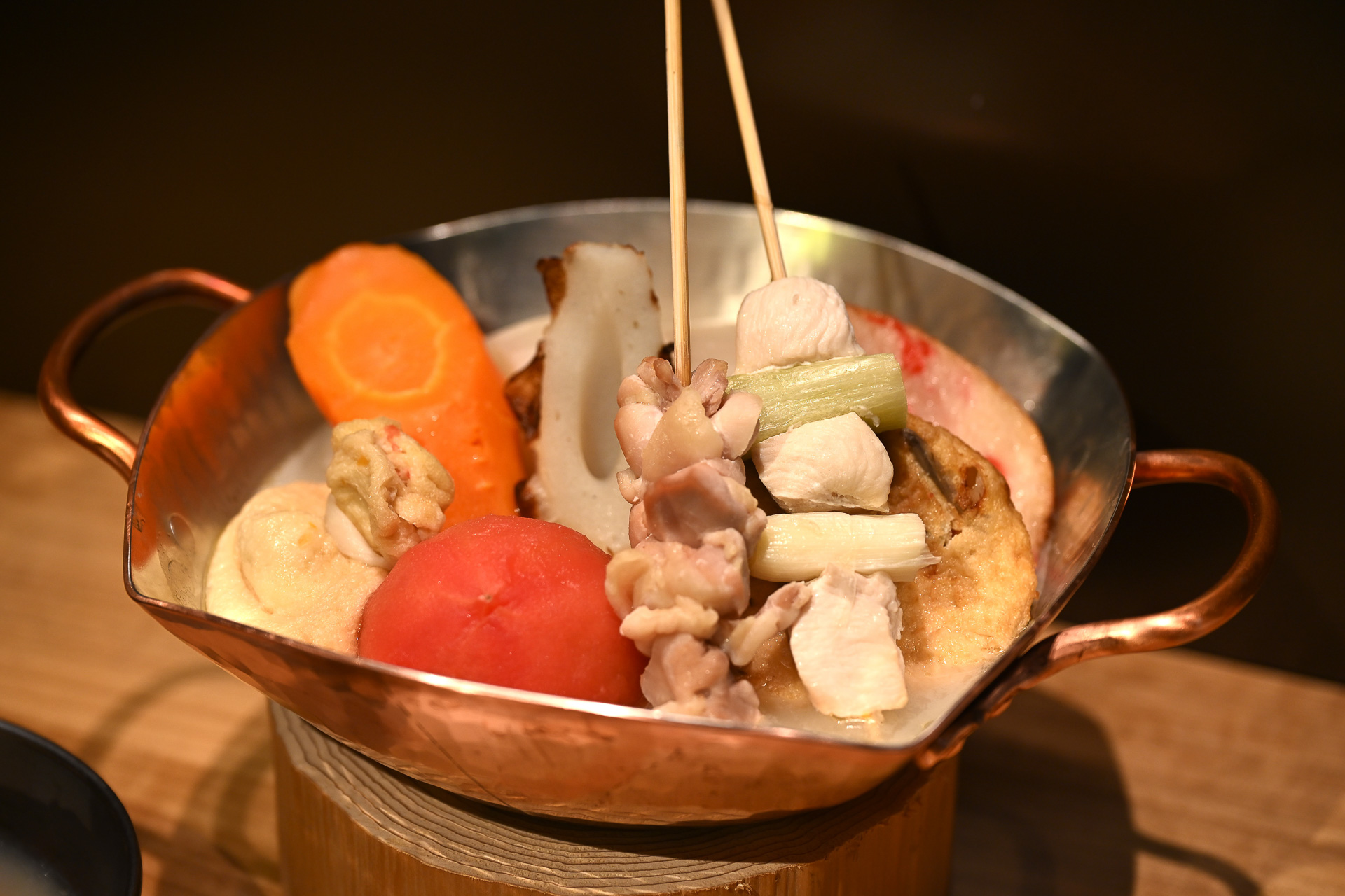 特製白湯スープで炊き上げる「白湯おでん」が名物だ