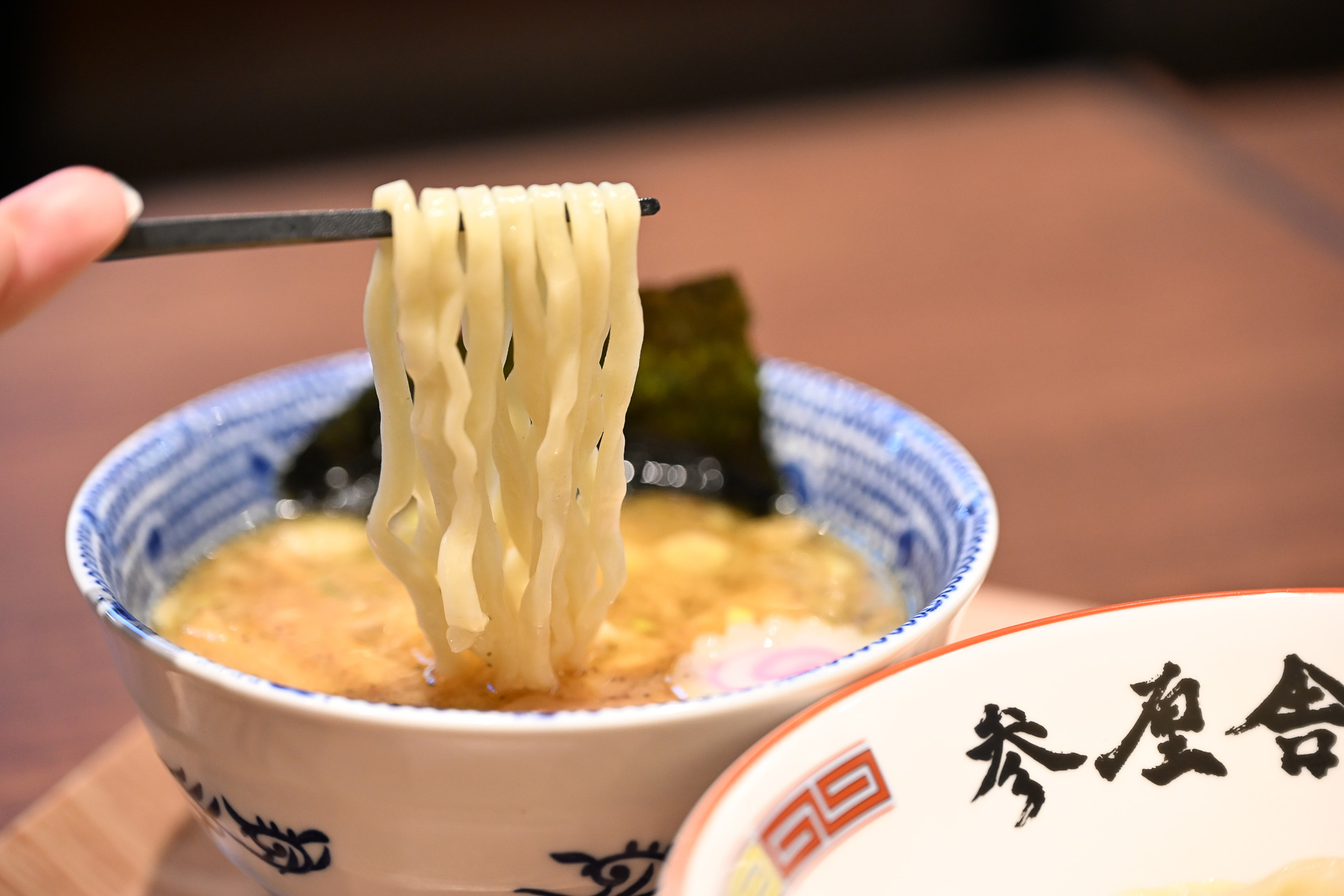 力強い動物系スープに中太縮れ麺、特大チャーシューと満足感の高い1杯を