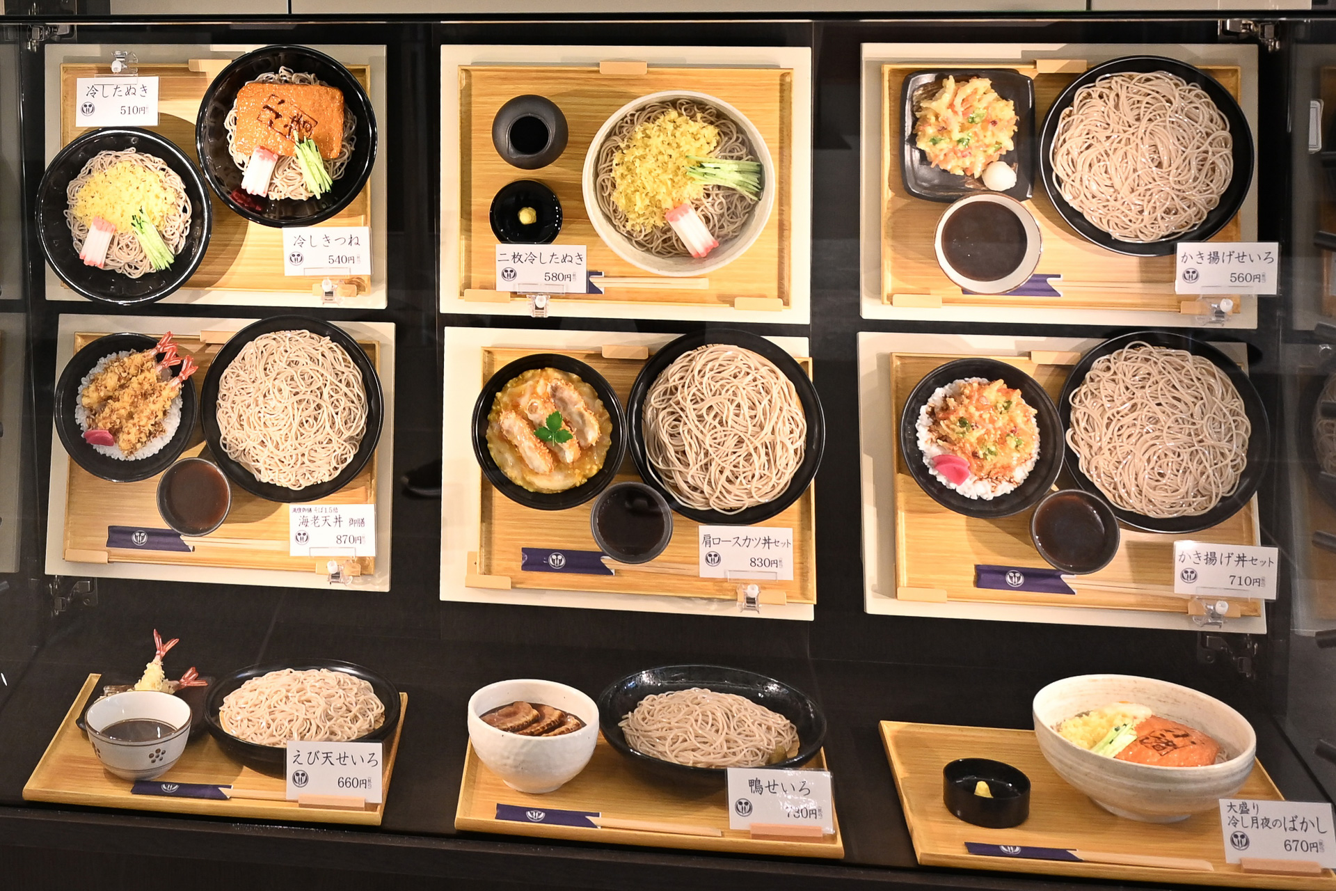 自社製麺工場で製造した特製麺に揚げたて天ぷらが頬張れる