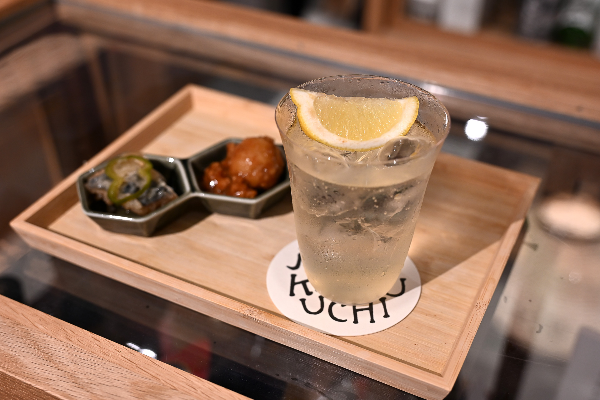 全国の銘酒をグラス1杯から気軽に飲み比べ。おばんざいセットとともにどうぞ